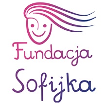 Logografika Fundacji Sofijka - niebiesko fioletową kreską zarus uśmiechniętej buzi dziewczynki z rozwianymi sługimi włosami. poniżej napis: fundacja sofijka - w tym samym kolorze