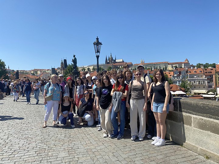 Zdjęcie grupowe klasy na Moście Karola w Pradze