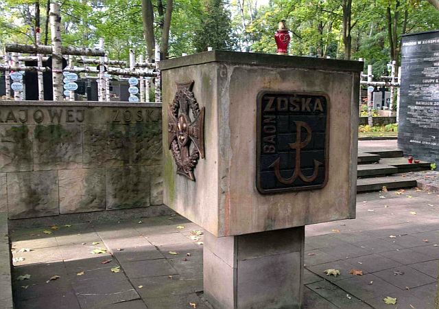 Powązki – pomnik narodowej pamięci, symbol polski walczącej z napisem Zośka.