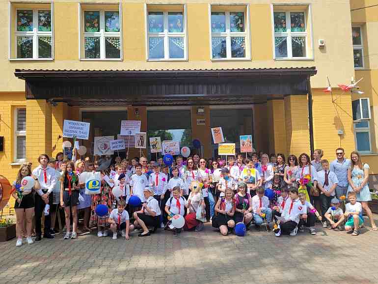 Uczniowie i nauczyciele przed szkołą