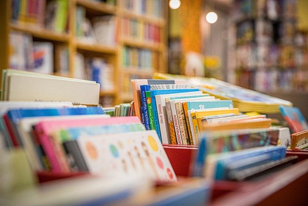 katalogi biblioteczne i w tle księgozbiór