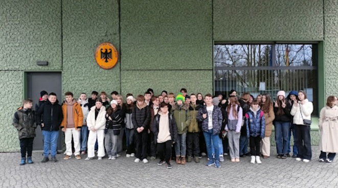 Wizyta klasy 7c i 8b a Ambasadzie Niemiec w Warszawie-zdjęcie grupy