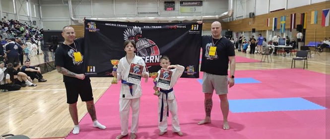 zawodnicy karate na wręczeniu pucharów