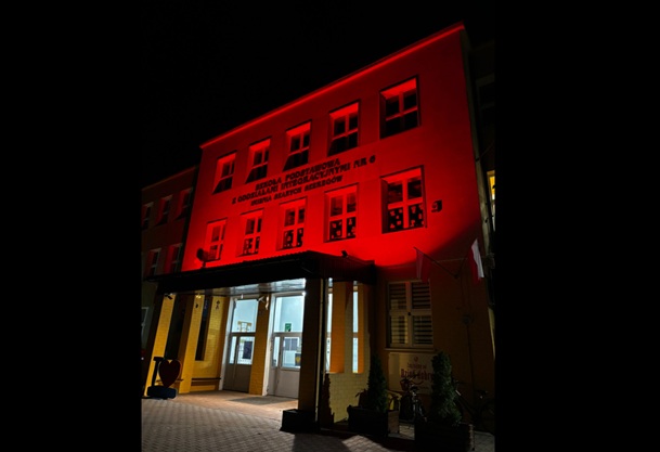 19.11. Dzień bez przemocy - szkoła podświetlona na czerwono