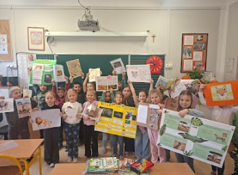 uczniowie klasy 1c z pracą plastyczno-przyrodniczą