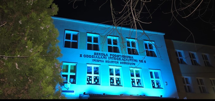 Dzień Praw Dziecka_20 listopada_szkoła podświetlona na niebiesko