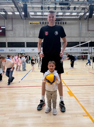dwa pokolenia sportowców siatkówki