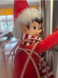 elf psotnik w czerwonym ubranku