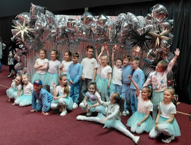 Zdjęcie przedstawia grupę przedszkolaków reprezentującą SP6 na konkursie tanecznym