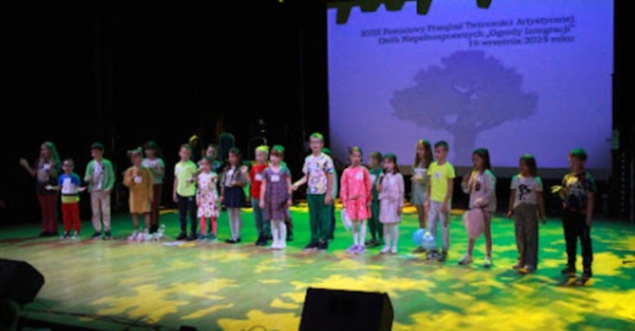 występ klasy 2c na ogrodach integracji