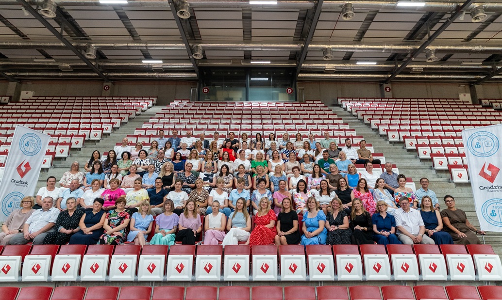 zdjęcie grupowe pracowników SP6 na trybunach Hali CAiIS