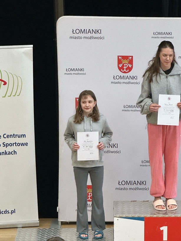 Amelka 5c z dyplomem w ręku brąz w pływaniu