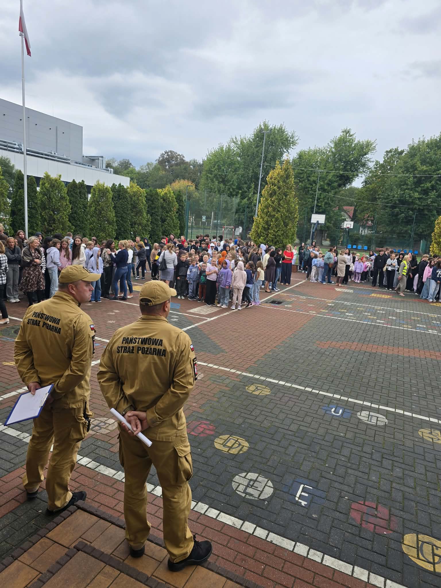 próbna ewakuacja w SP6 - zdjęcie na dziedzińcu ze strażą pożarną