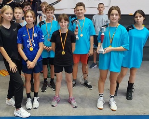 Grupa uczniów reprezentująca szkołę w zawodach w badmintona