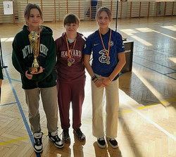 Zdjęcie przedstawia srebrną reprezentację dziewcząt w międzypowiatowych zawodach w badmintona