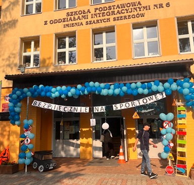 Bezpiecznie na sportowej_05.06.25_dekoracja wejścia do szkoły