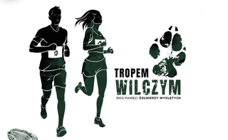 logografika Biegu Tropem Wilczym - czarne sylwetki męska i kobieca w biegu i odcisk wilczej  łapy