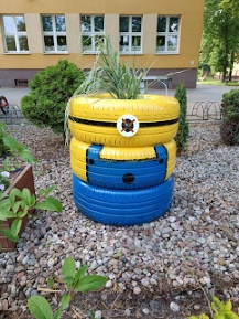 racja ogródka szkolnego: niebiesko-żółty Minionek z opon samochodowych 