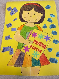 Rysunek przedstawia dziewczynkę trzymającą kartę Prawa Dziecka