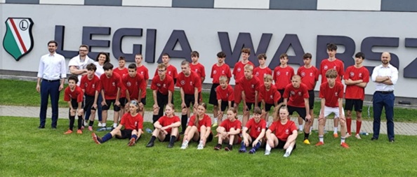 Dzień Dziecka 2025 na Legii Książenice - zdjęcie grupowe zawodników szkół