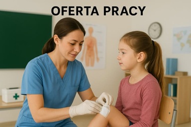 zdjęcie przedstawia higienistkę szkolną opatrującą dziewczynce kolano