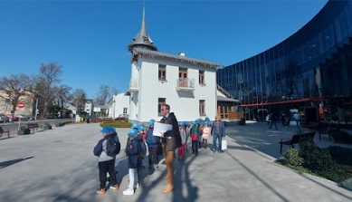 Uczniowie przed budynkiem Ratusza w Grodzisku Mazowieckim