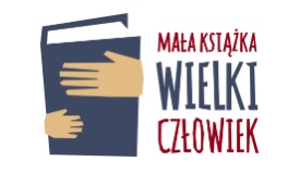 Logo przedstawia granatową okładkę kzamkniętej książki na której symboliczne mała i duża dłoń; obok rysunku napis: Mała książka wielki człowiek