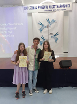Nagrodzone uczestniczki konkursu piosenki w Międzyborowie