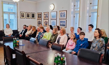 Nagrodzeni w zbiórce makulatury siędzący w sali konferencyjnej urzędu miasta