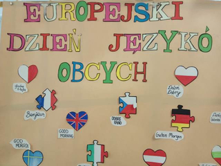 praca konkursowa na Europejski Dzień Języków Obcych- flagi państw w kształcie serc lub elementów puzzli