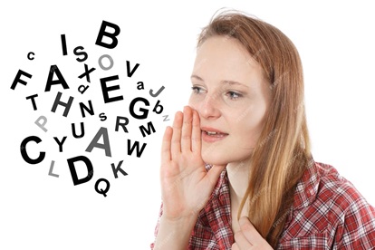 kobieta-szepcze-alfabety-na-bialym-tle_