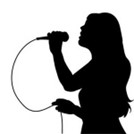 czarna postać piosenkarki śpiewającej do mikrofonu trzymanego w rękach
