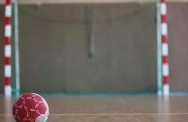 piłka ręczna na podłodze hali sportowej