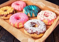 pączki z kolorową posypką