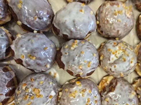 pączki z lukrem i skórką pomarańczy