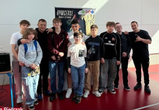 grupa uczniów z grupą RYMCERZE