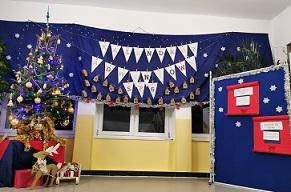 świąteczna dekoracja szkoły na półpiętrze