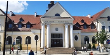 widok na wejście główne dworca kolejowego w Grodzisku Mazowieckim