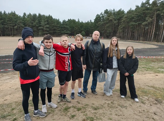 reprezentacja uczniów w zawodach w biegach przełajowych