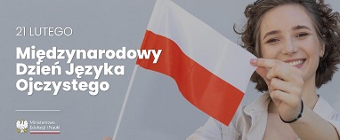 Uśmiechnięta młoda kobieta trzymająca polską flagę. po lewej stronie grafiki napis: 21 lutego Międzynarodowy Dzień Języka Ojczystego