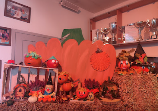 dzień dyni-2025 - dyniowy wystrój korytarza szkoły