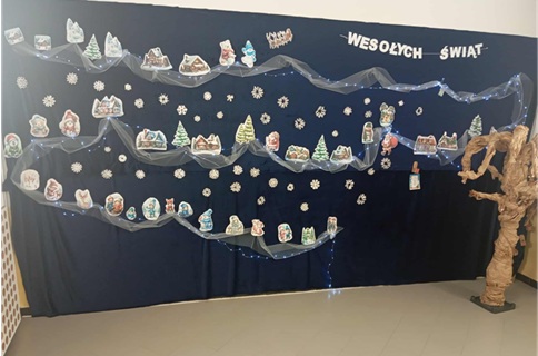 kalendarz adwentowy na klatce schodowej szkoły
