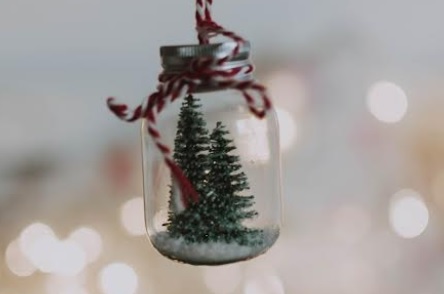 szklany słoiczek z ozdobną choinką świąteczną w środku